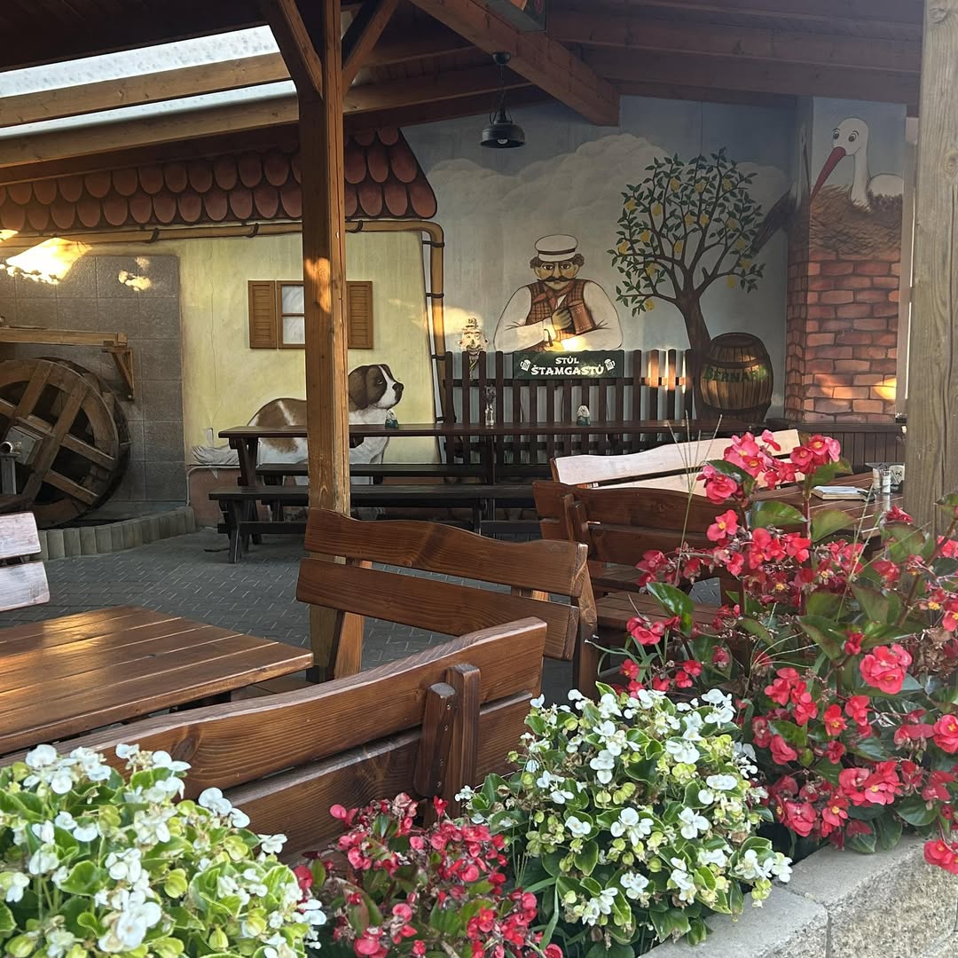 Útulná zahrádka Restaurace Mlýn s posezením v zeleni